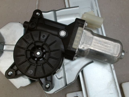 MECANISME LEVE-GLACE AVANT DROIT DACIA SPRING