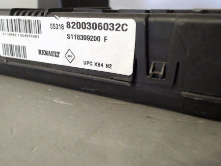BOITE A FUSIBLES RENAULT MEGANE