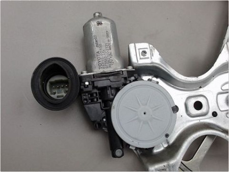 MECANISME LEVE-GLACE AVANT DROIT TOYOTA YARIS