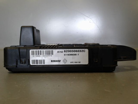 BOITE A FUSIBLES RENAULT MEGANE