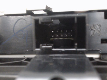 BOUTON DE WARNING PEUGEOT 2008