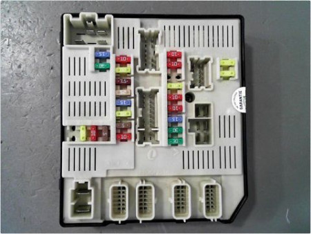 BOITE A FUSIBLES RENAULT MEGANE III 2008-2012