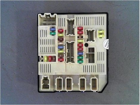 BOITE A FUSIBLES RENAULT MEGANE III 08-12