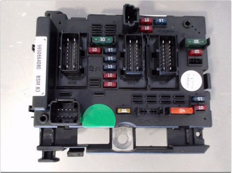 BOITE A FUSIBLES PEUGEOT 206 98-09