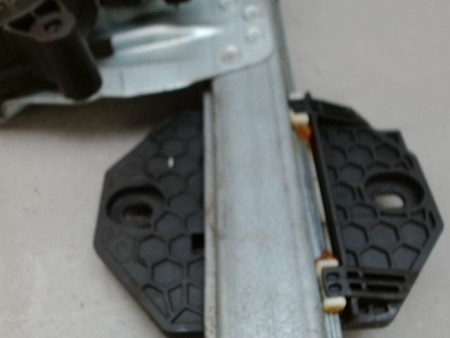 MECANISME LEVE-GLACE AVANT DROIT DACIA SANDERO