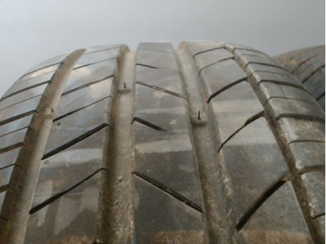 Paire de pneus KUMHO ECSTA HS52 215 45 16 90 V