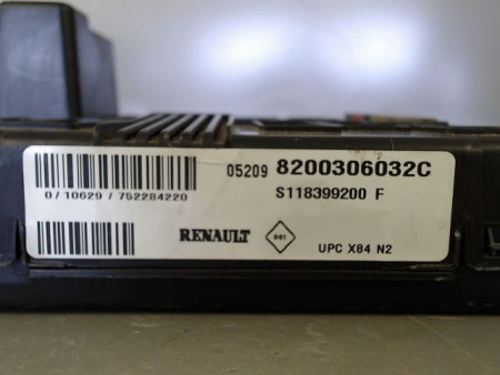 BOITE A FUSIBLES RENAULT MEGANE