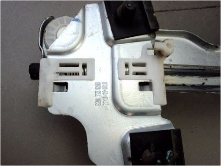 MECANISME LEVE-GLACE AVANT DROIT DACIA SANDERO