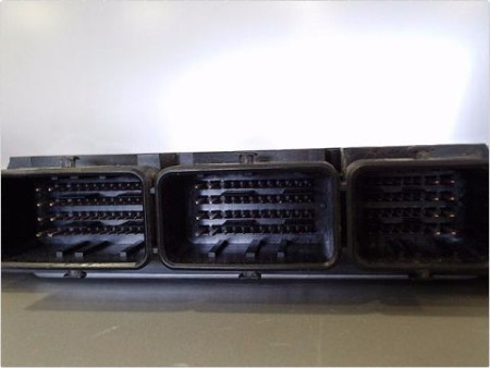 CALCULATEUR MOTEUR RENAULT TRAFIC