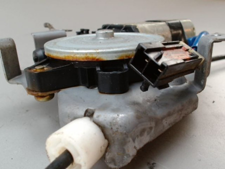 MECANISME LEVE-GLACE AVANT DROIT NISSAN KING-CAB