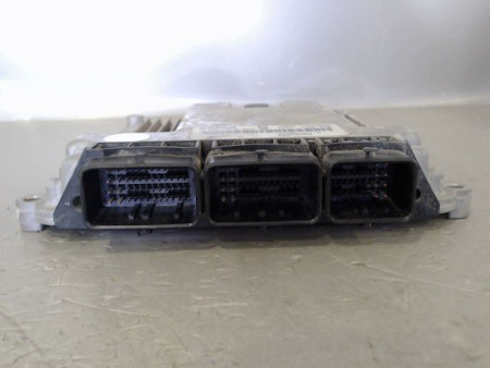 CALCULATEUR MOTEUR RENAULT TRAFIC