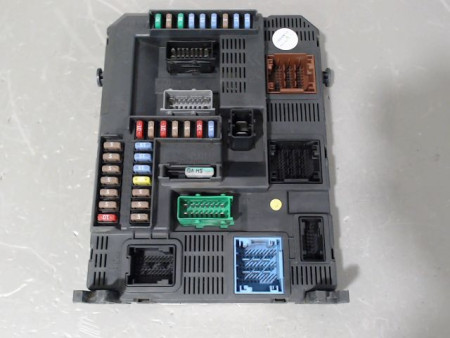 BOITIER GESTION HABITACLE PEUGEOT 208 12-15